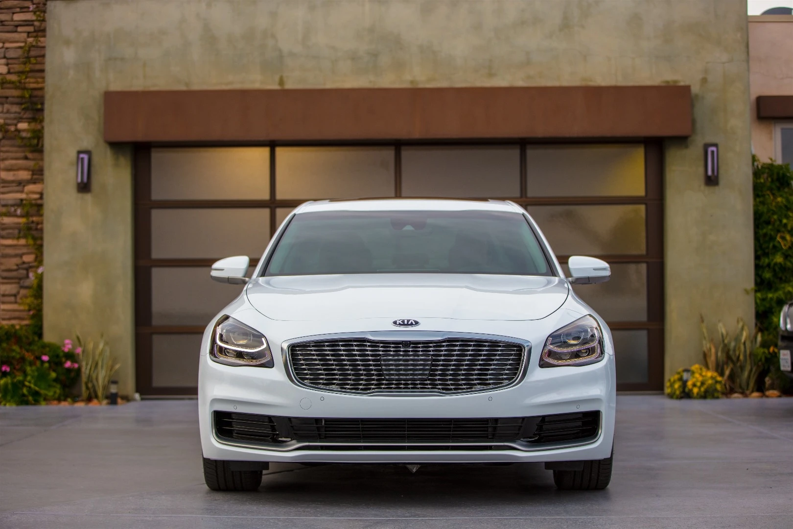 The front grille of the new Kia K900 is evocative of a technological web, its designers say