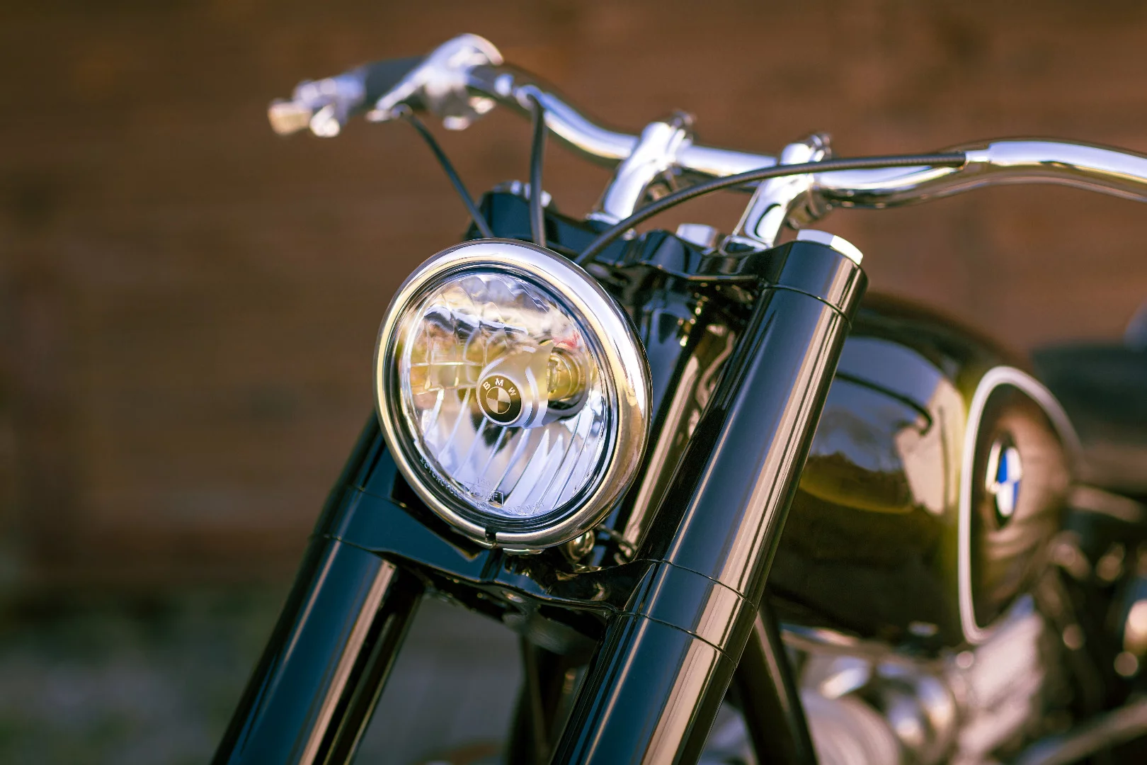The round headlight of the R5 Hommage sits between two fork legs that were created by hand in 1930s styling