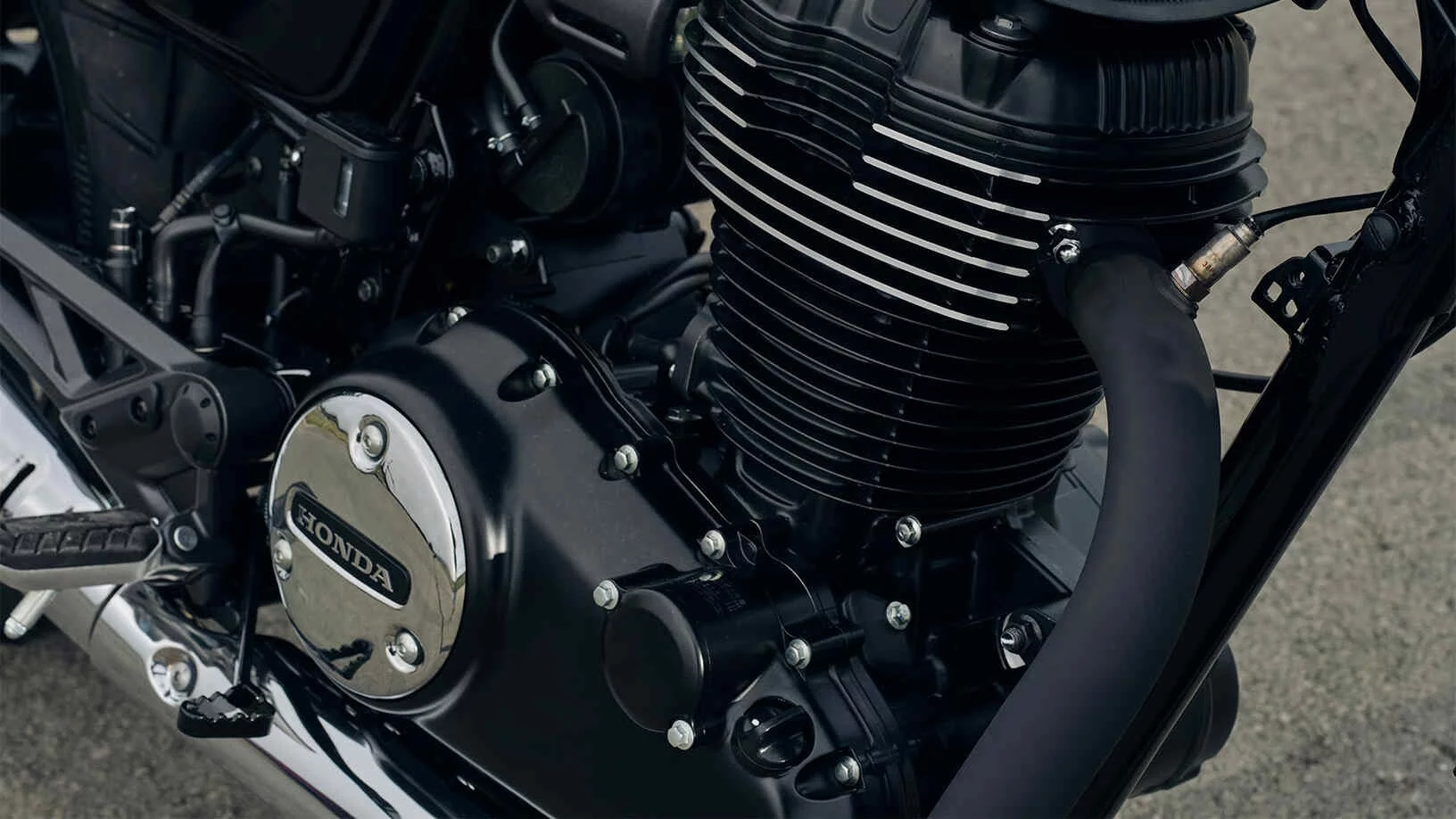 Powering the retro is the same 348.36cc, single-cylinder, air-cooled engine that generates 20 horsepower at 5,500 rpm and 21.7 lb.ft (29.5 Nm) of torque at 3,000 rpm