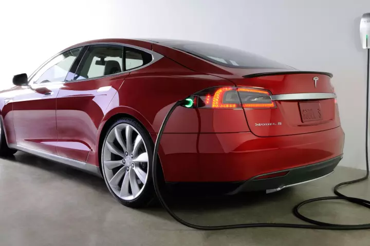 Projected figures show the Gigafactory producing 500,000 units per year by 2020, with expected battery cell output of 35 GWh/yr and battery pack output figures of 50 GWh/yr