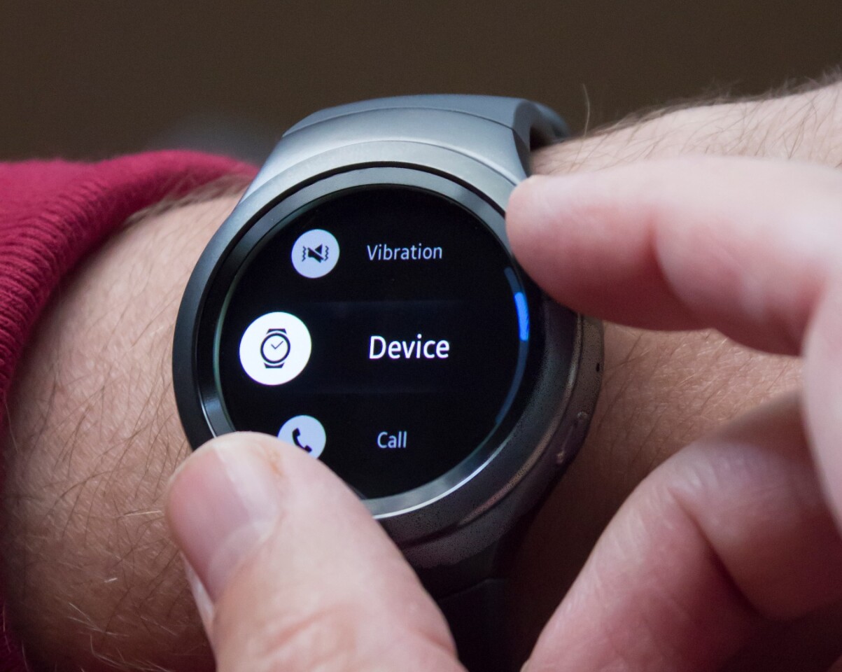 Scrolling through the settings menu with the Gear S2's rotating bezel