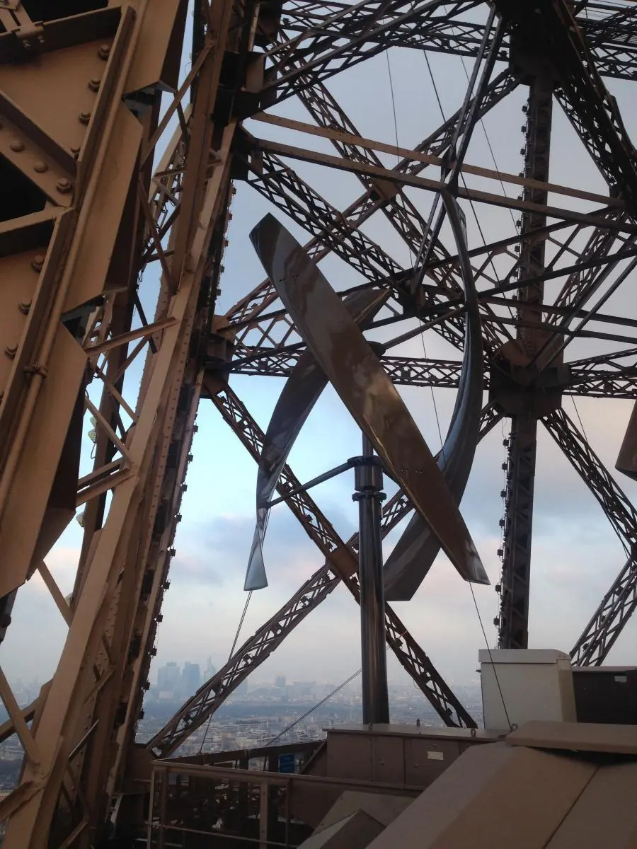 The two turbines are located above the second floor, some 121 m (400 ft) high (Photo: UGE)
