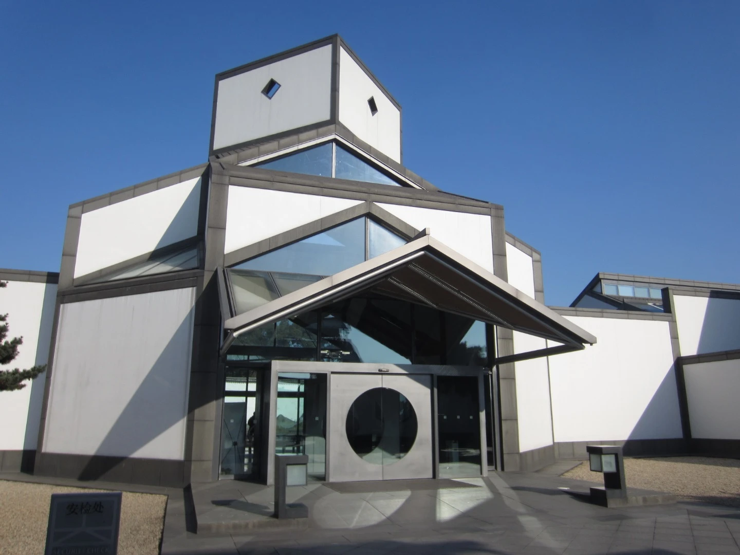 One the last designs before Pei’s retirement, the Suzhou Museum in China is a fascinating blend of traditional local architecture and modern style (Credit: Another Believer (CC BY SA 4.0))