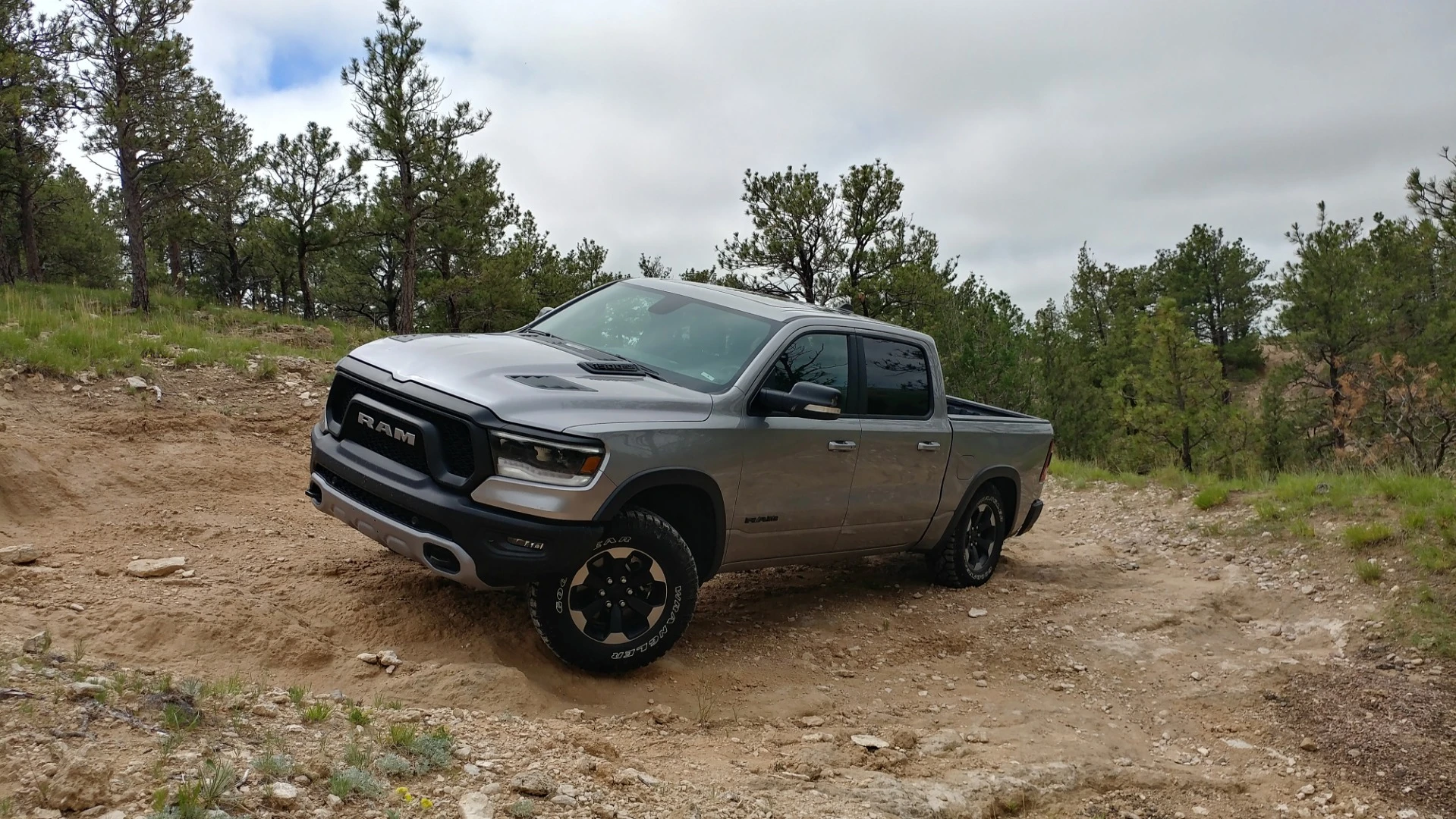 The 5.7-liter Hemi V8 (with or without eTorque) in the 2019 Ram 1500 produces 395 horses (295 kW) and 410 lb-ft (536 Nm) of torque