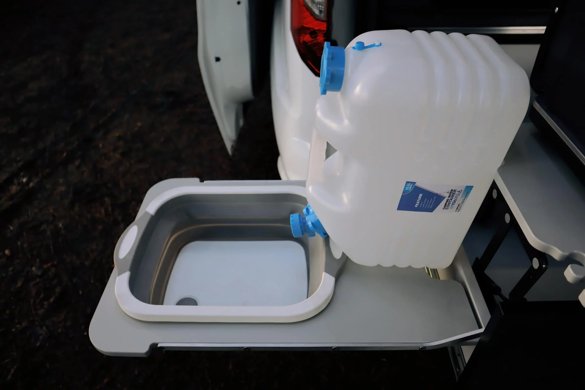 The 11-L jug works like the sink faucet