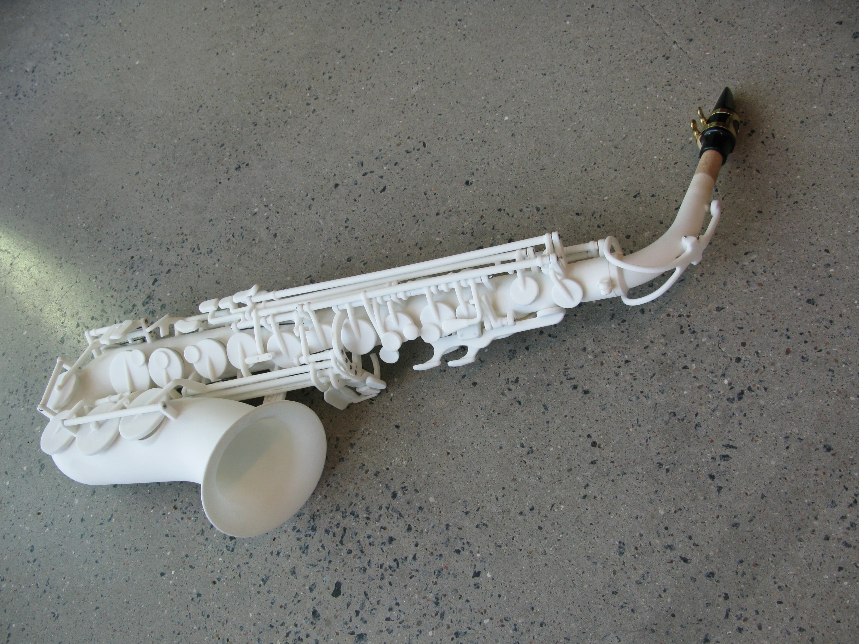 The finished 3D-printed sax tips the scales at 575 g (20 oz), which is said to be less than a quarter of the weight of the traditional instrument it was modeled after