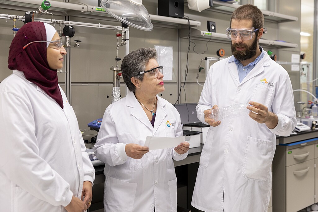 Ola Habboud (left), Suzana Nunes and Bruno Pulido discuss their PET membrane technology