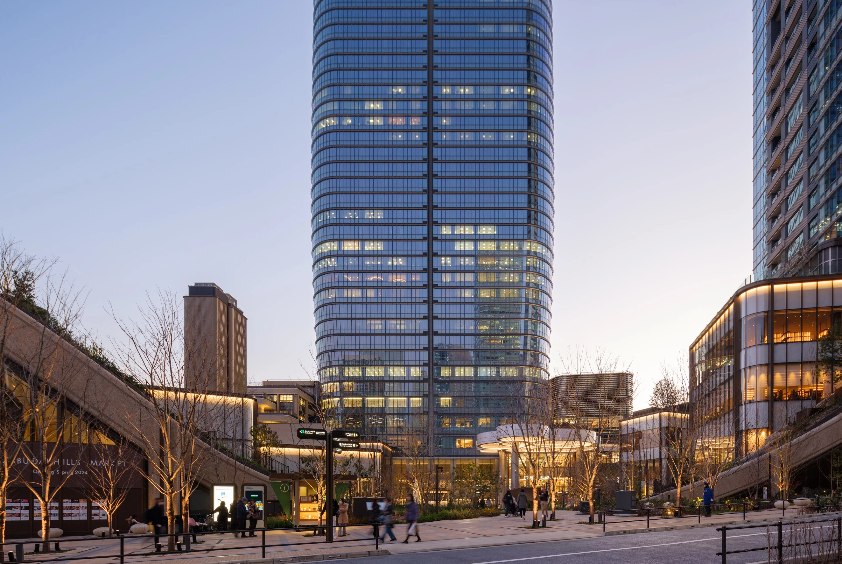 The Mori JP Tower features an emergency shelter for over 3,000 people in case of a severe earthquake