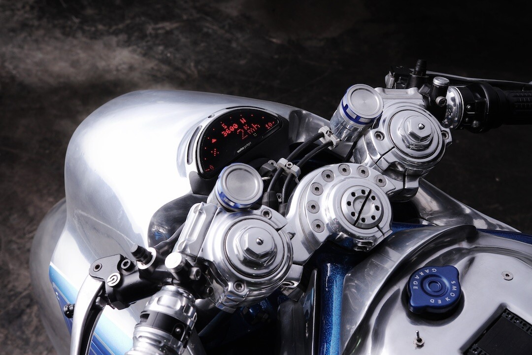 Smoked Garage Project XG-848X: trick top triple clamp and brake/clutch reservoirs