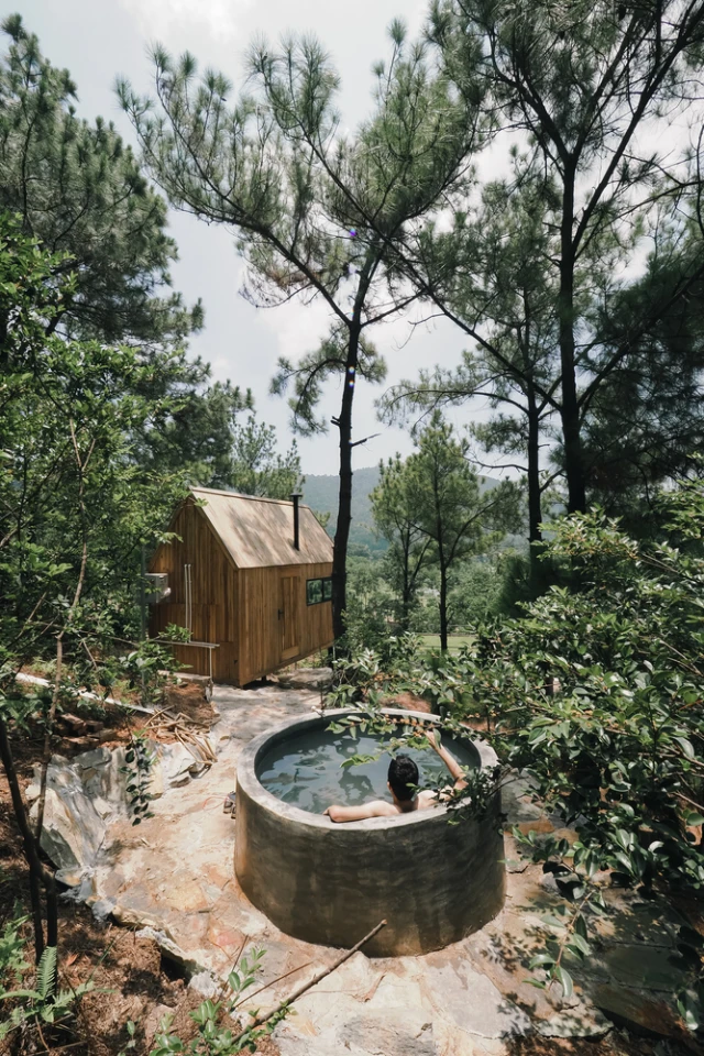 There is also a romantic outdoor tub, located behind the cabin amid the lush forest setting