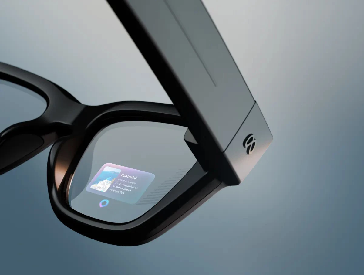 The glasses' 600x600px color display sits off to one side, and can be dismissed when you don't need it