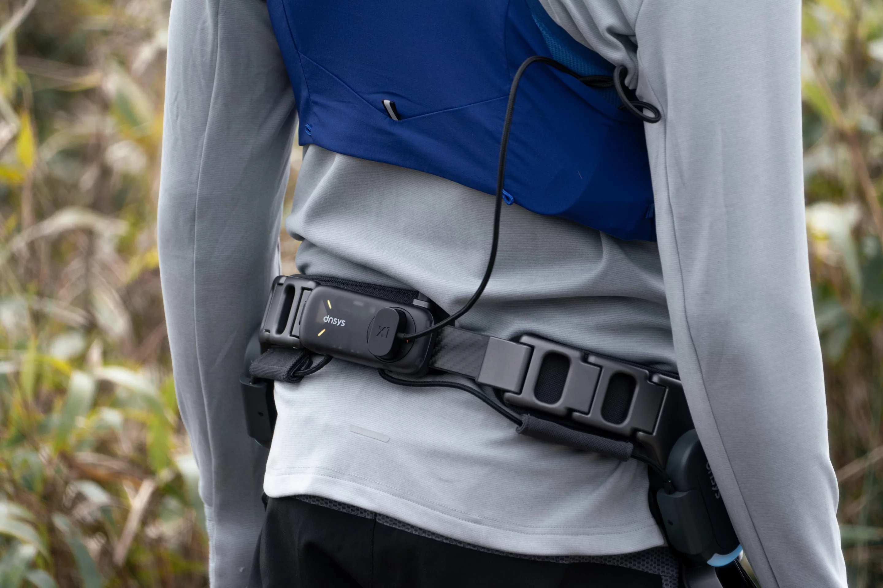 The Dnsys X1 is designed to provide a custom fit with its belt and thigh straps
