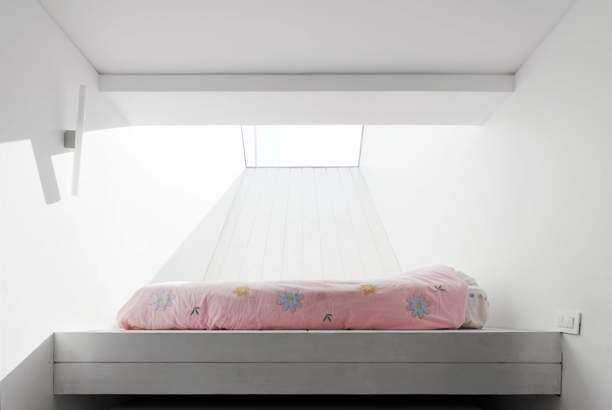 Each of the children's rooms sport an inclined nook where the bed is placed (Photo: Sergio Pirrone)