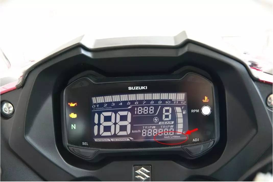 Suzuki GSX-250R: digital dash includes fuel gauge and shift light