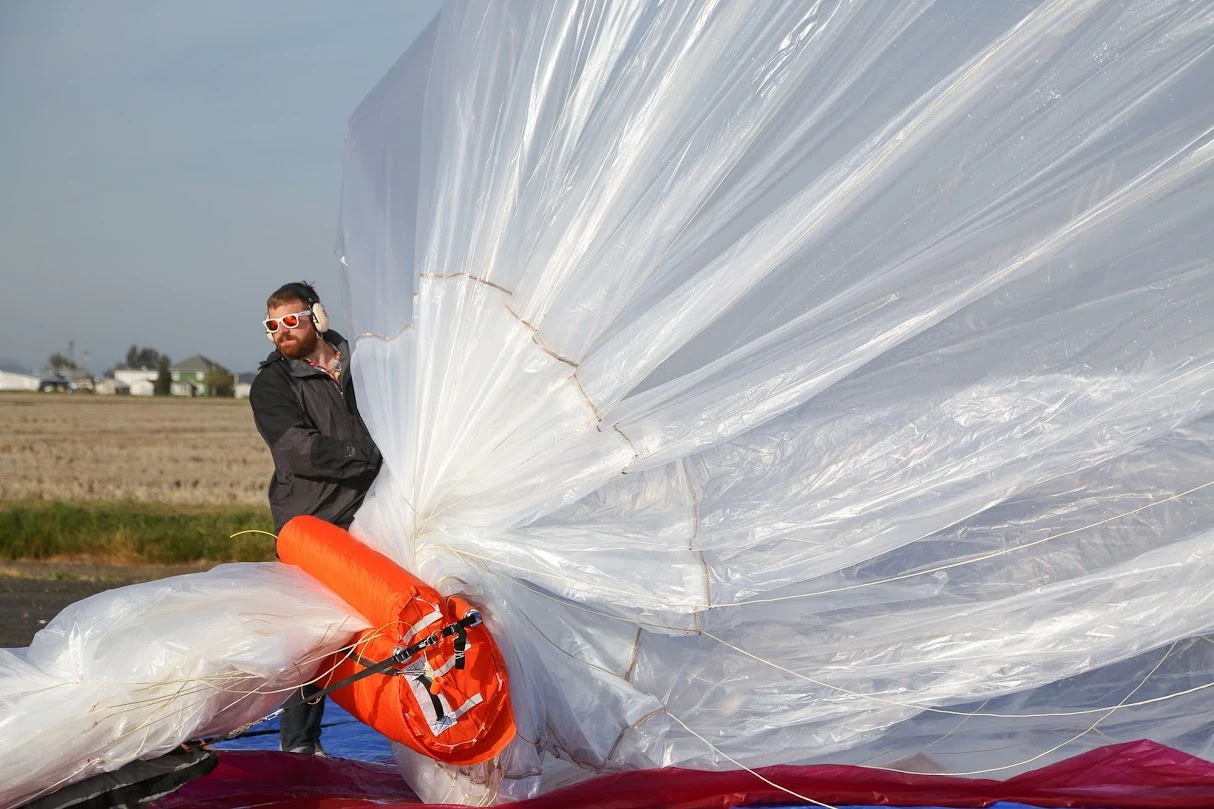 The balloons would be equipped with solar panels and carry a box of communications gear underneath, claimed to provide LTE internet connectivity to an area around 40 km (25 mi) on the ground