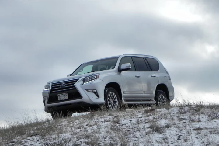 A more urban appeal to its design and a load of offroad cred are what highlight the 2016 Lexus GX 460.