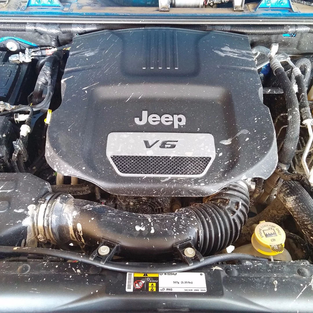 A 3.6-liter V6 powers the rig with 285 horsepower (212 kW) and 260 pound-feet (352 Nm) of output powers the 2016 Wrangler