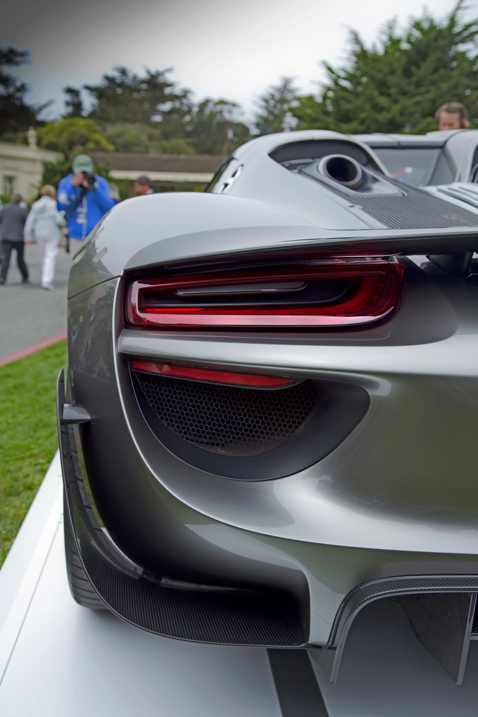Porsche 918 performance aerodynamics are needed in order to properly manage the car's 887 hp and 0-60 mph (96 km/h) time of 2.8 seconds (Photo: Angus MacKenzie/Gizmag.com)