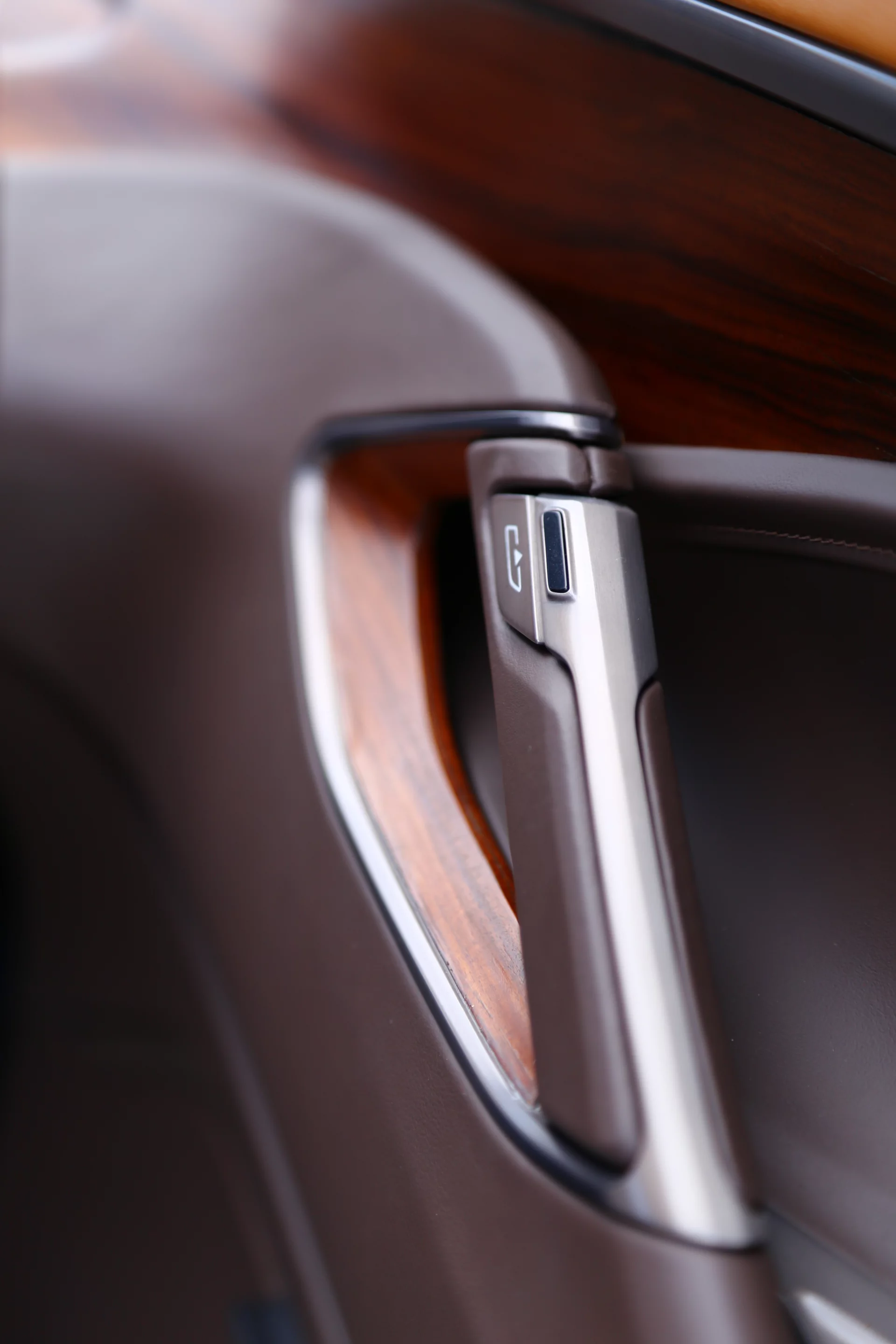 Back-lit titanium trim makes its way from the cowl to out to the doors in the Elmiraj's interior (Photo: Angus MacKenzie/Gizmag.com)