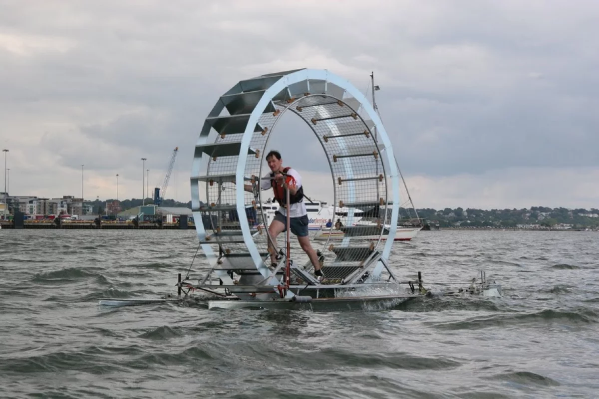 Thirty-five year old Chris Todd has attempted to “walk” across 106 kilometers (66 miles) of open sea in a giant hamster wheel-like raft dubbed Tredalo