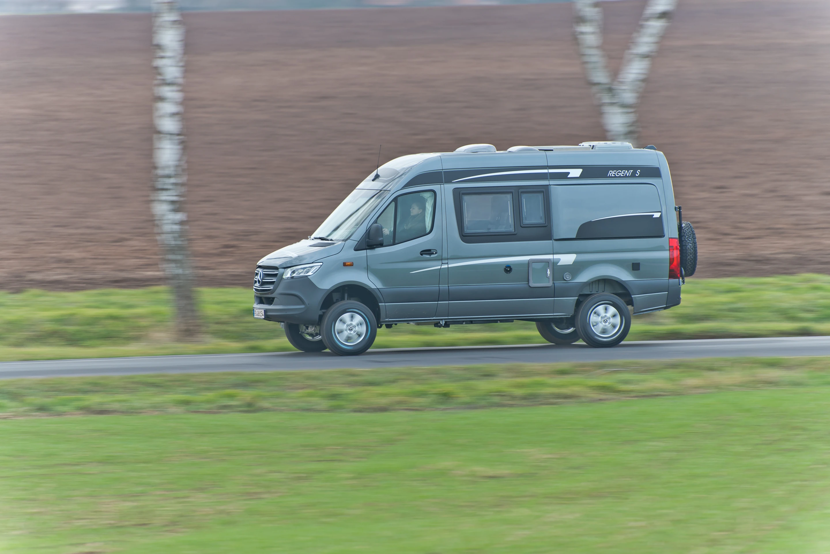 With its Oberaigner permanent 4x4 and available differential locks, off-road gear reduction and all-terrain tires, the La Strada Regent S 4x4 promises to be a capable camper van for on- and off-road trips