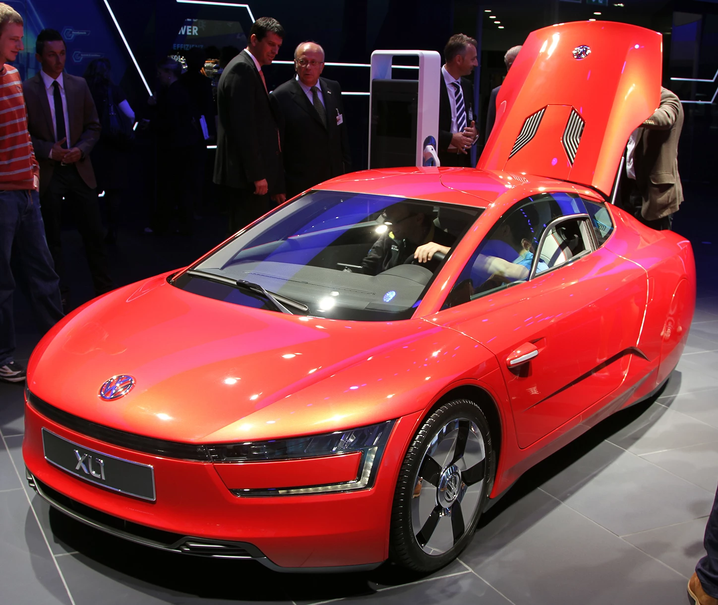 The 2013 Geneva Motor Show saw the unveiling of the production version of Volkswagen’s plug-in diesel electric hybrid XL1