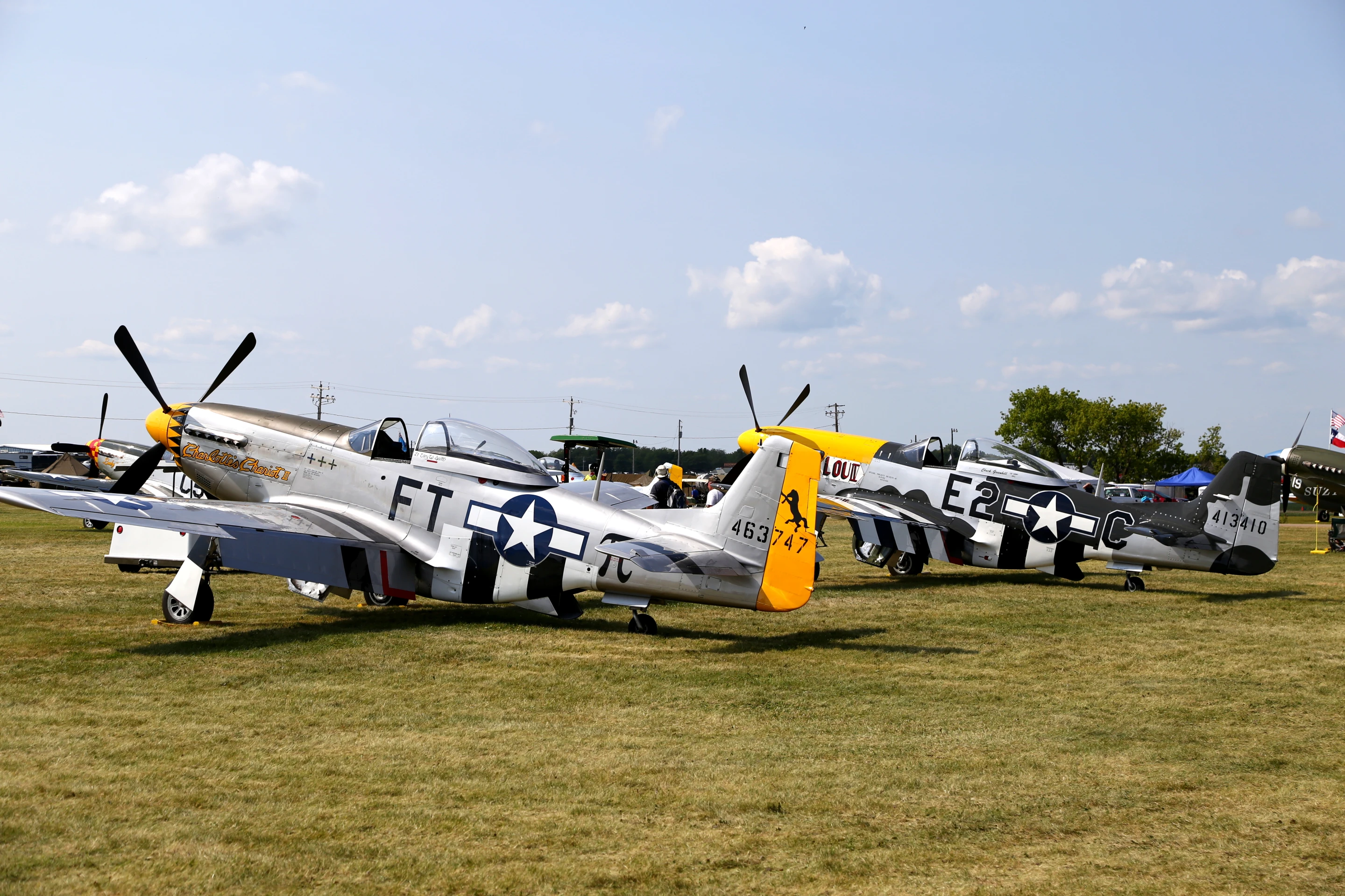 Two of a dozen P-51 Mustangs on site during the Oshkosh show (Photo: Angus MacKenzie/Gizmag.com)