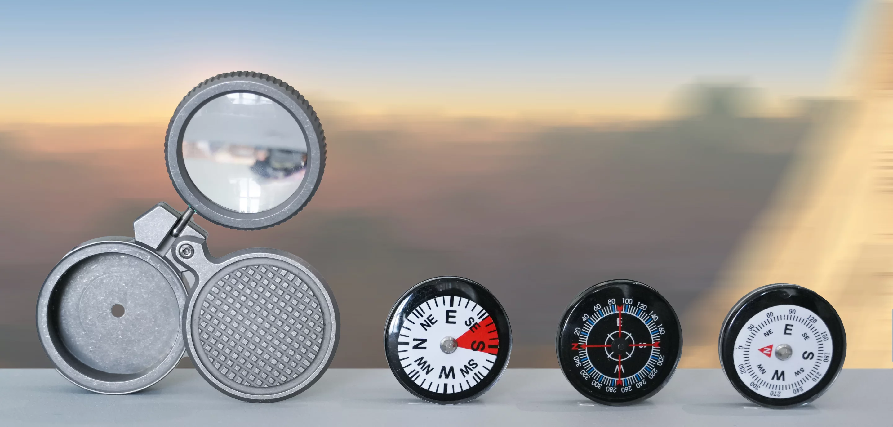 The Loki-Nav comes with three interchangeable compass modules