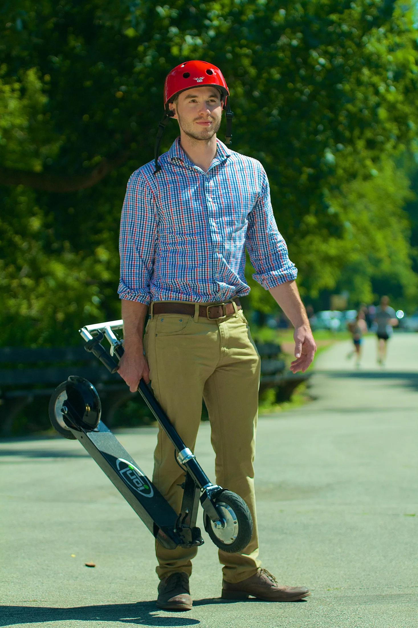 The Ion SmartScooter is easily foldable and weighs just 26 lb (17 kg)
