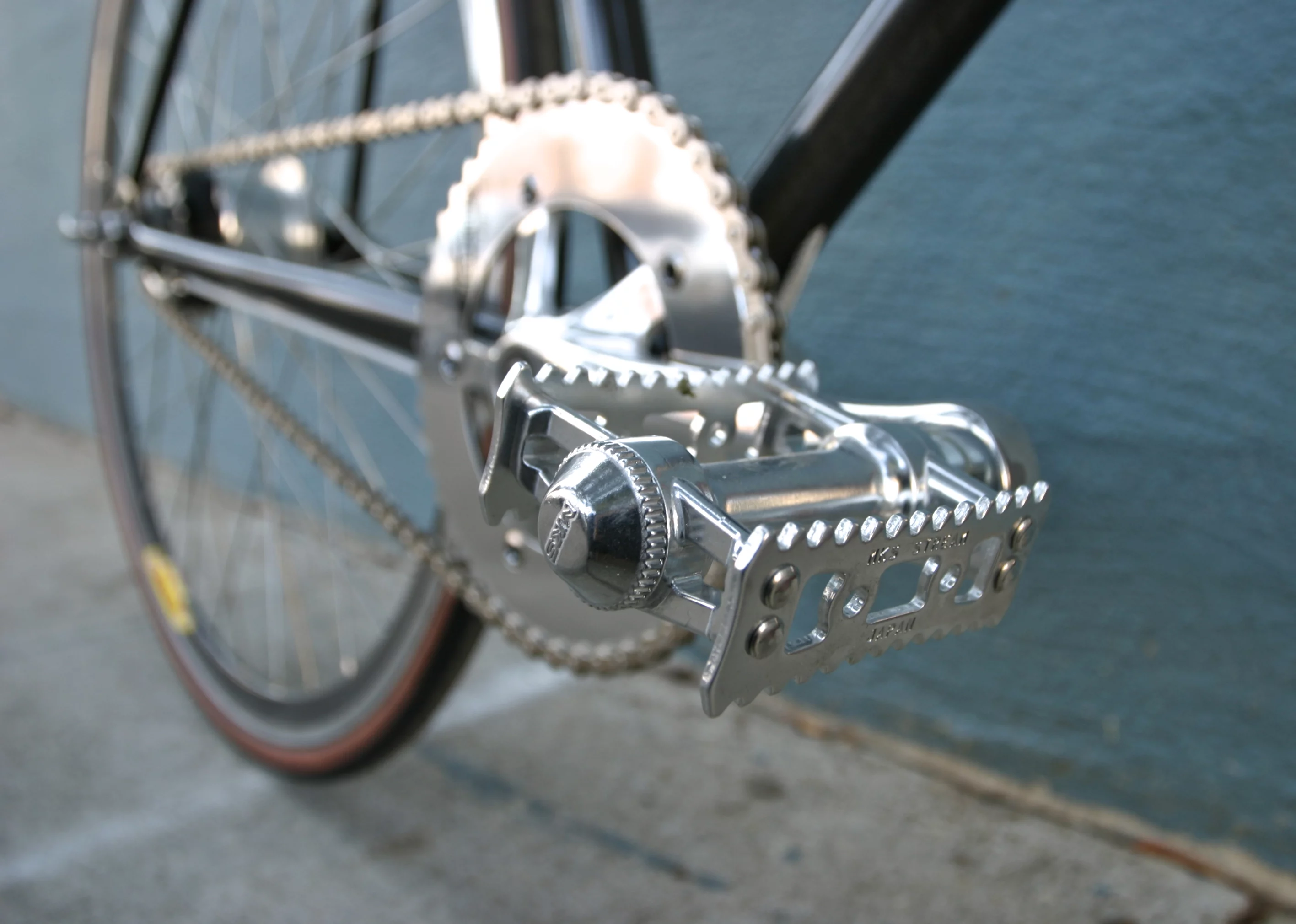 The Lumen 8SE has a Sugino crankset that's described as indestructible and polished to a mirror finish