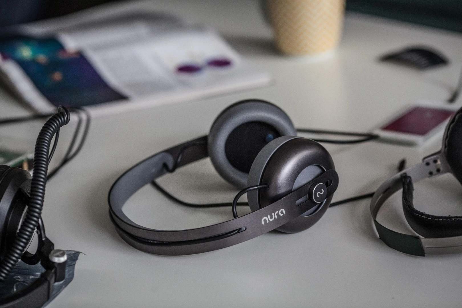 Nura headphones: over the ear design with a flexible earphone probe inside