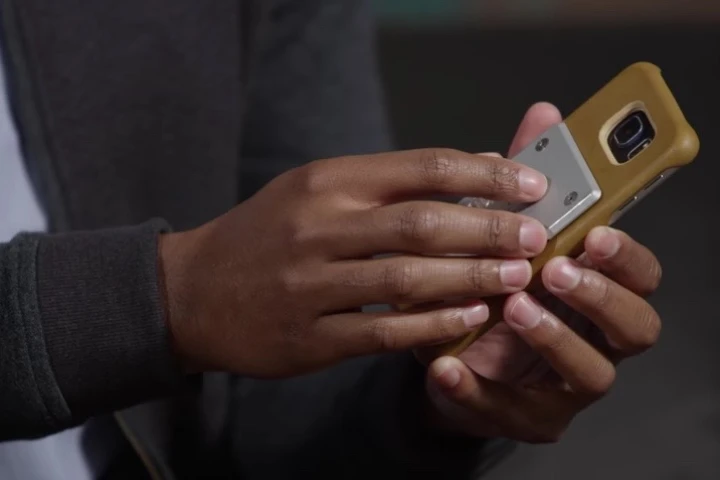 The i-Blades smartcase and smart blade add battery life and memory to smartphones