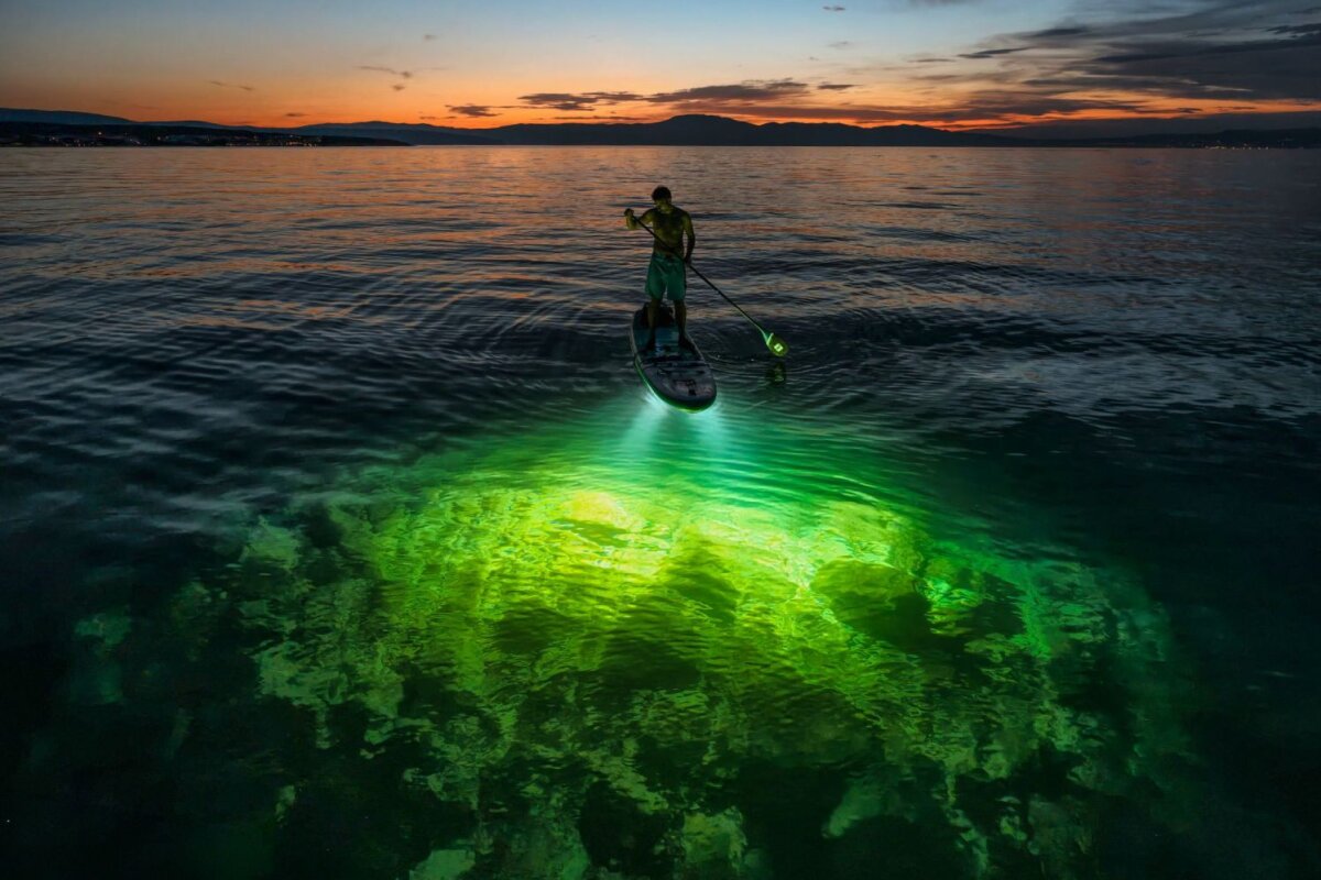 Underwater SUP lamp illuminates subaquatic world with 90,000 lumens