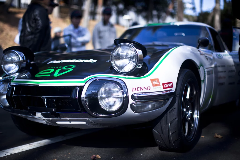 The folks at Crazy Car do stress that the 2000GT sourced from the Chiba Toyopet dealership had a battered body and was incapable of being driven when they took possession