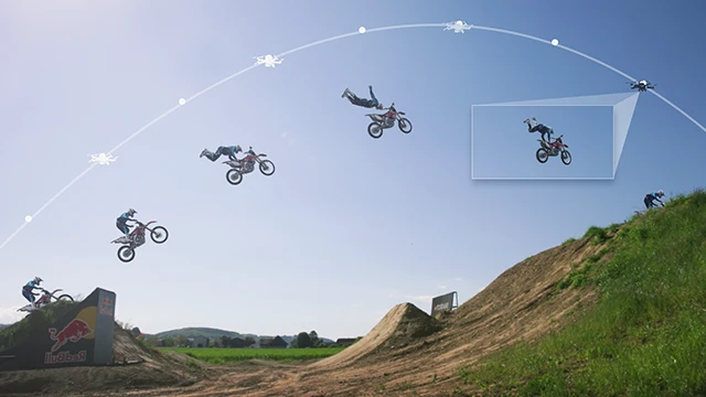 It "knows" where the user is mainly by keeping track of the GPS coordinates and position of their phone, although it also utilizes predictive algorithms to anticipate their trajectory