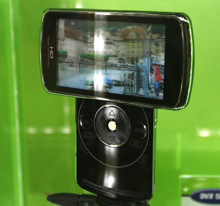 The DXG DVX-5D8 3D camcorder