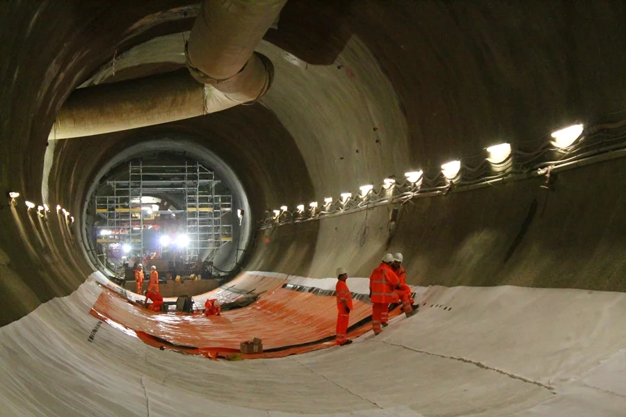 Huge temporary ventilation ducts run along the ceiling (Photo: Stu Robarts/Gizmag)