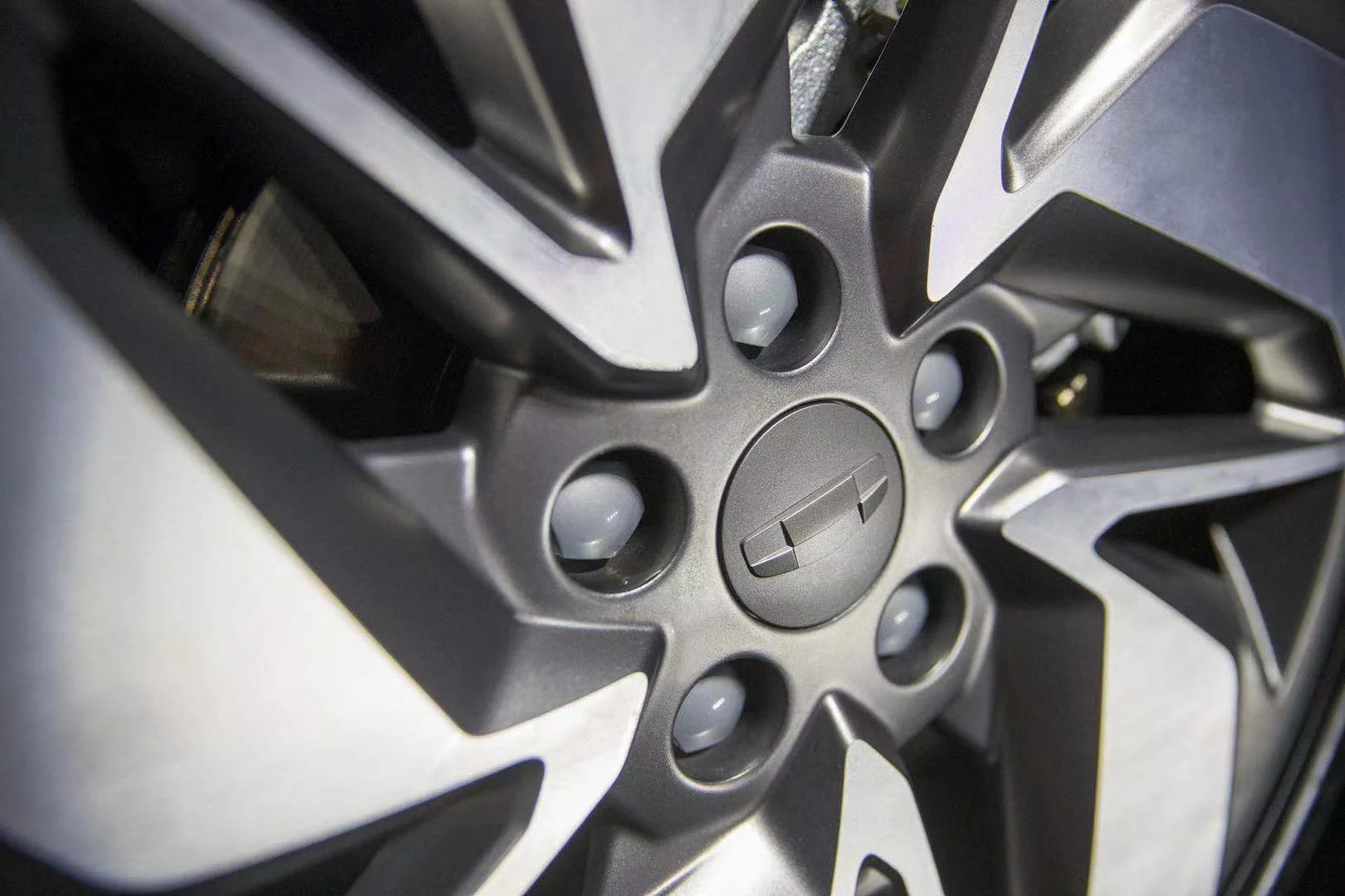 Closeup on the Geometry A's aerodynamic rims