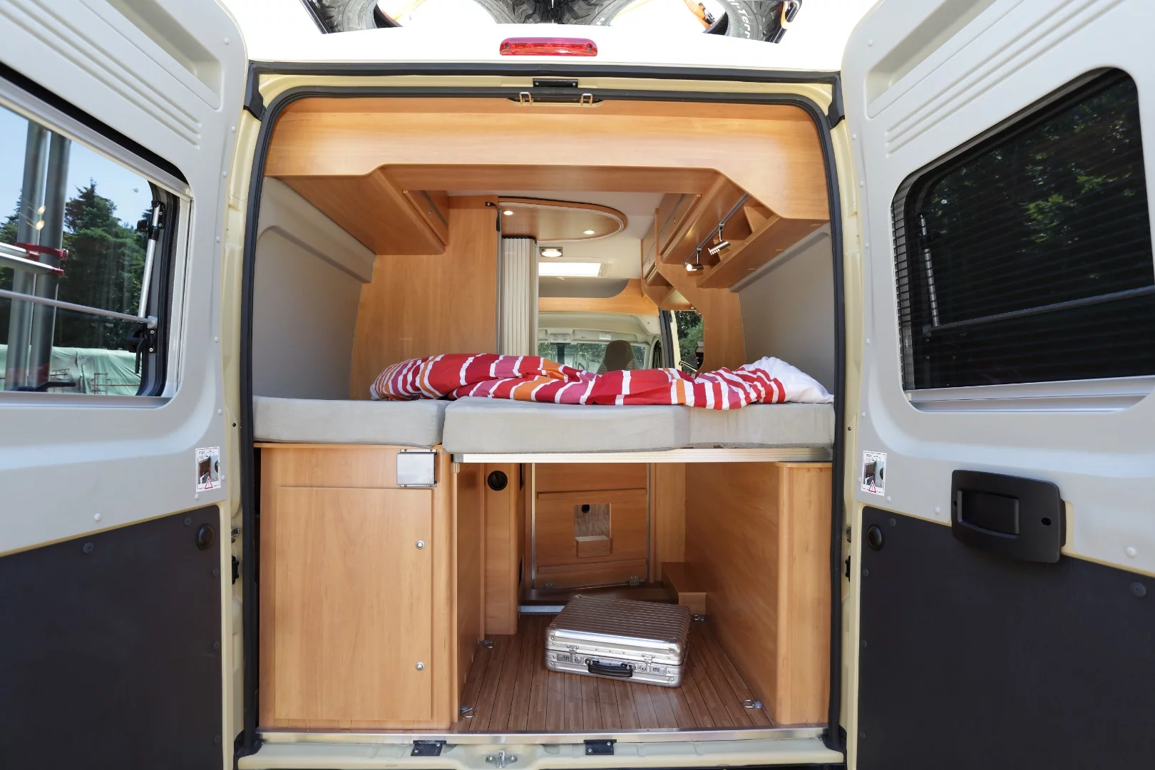 The transverse bed is in the rear