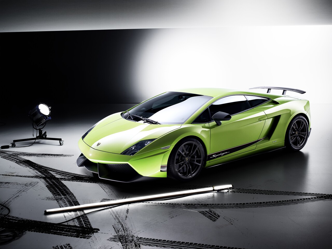 Current Gallardo (lp570-4 shown) features sharp angular attack design elements, enhanced aerodynamics, AWD, 40 valved V10 producing 562 hp and 398 lb.ft of torque