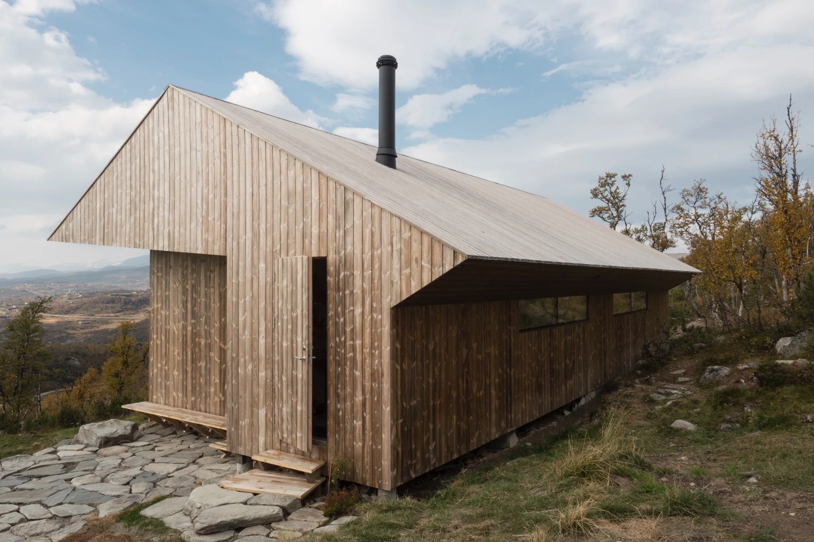 Cabin Ustaoset takes its place remarkably well on the hillside