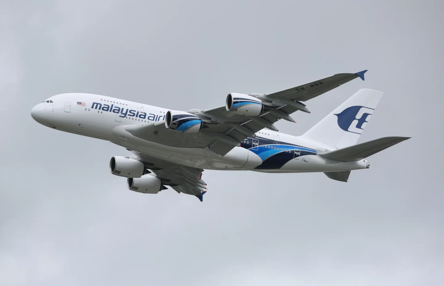 Malaysia Airlines A380 puts on a display at Farnborough (Photo: Gizmag)