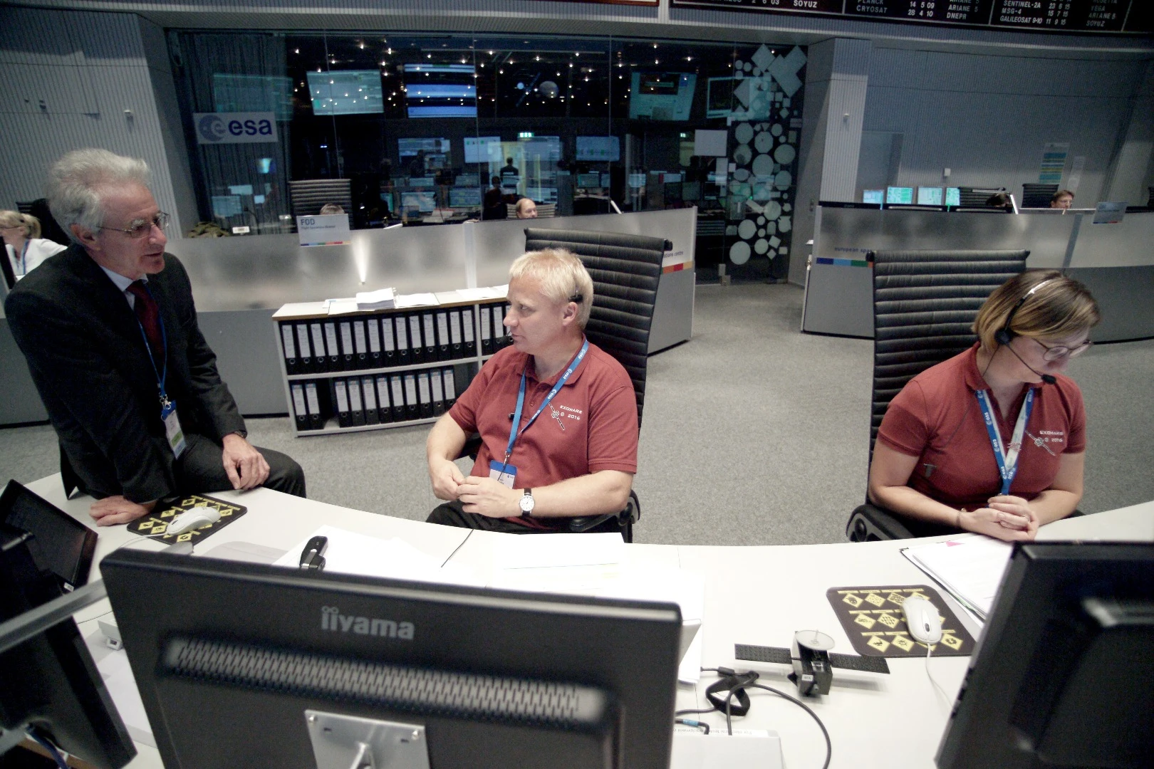 ExoMars Trace Gas Orbiter Spacecraft Operations Manager Peter Schmitz, center, in discussions with ESA’s Head of Mission Operations, Paolo Ferri, at left, during the arrival of TGO at Mars on 19 October 2016