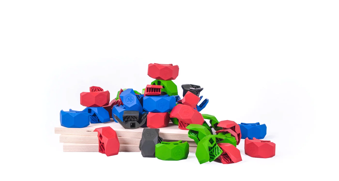 The boards used with the PlayWood connectors need to be between 1.5 cm (0.6 in) and 2 cm (0.8 in) thick