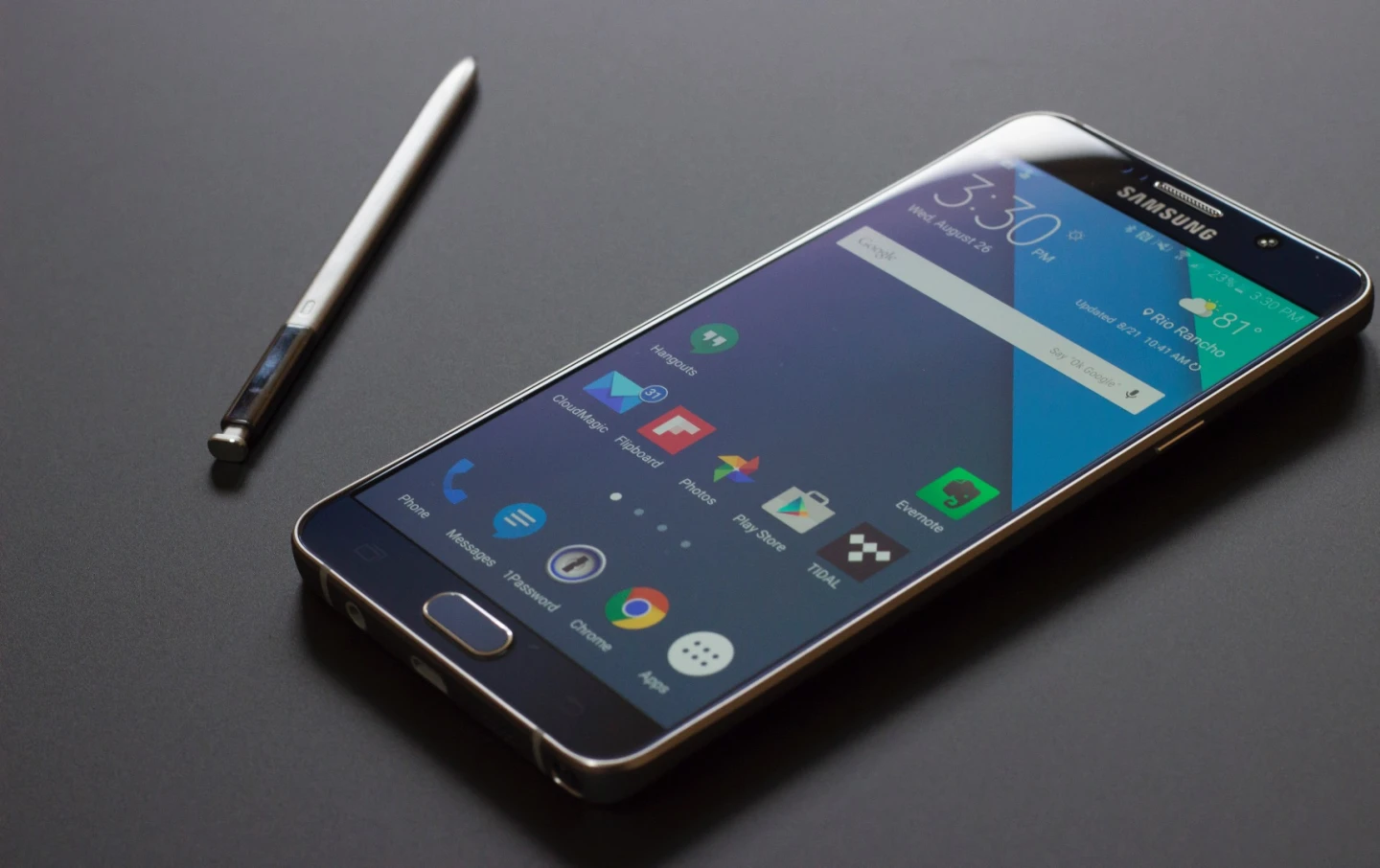 A stock Android-inspired theme on the Galaxy Note 5