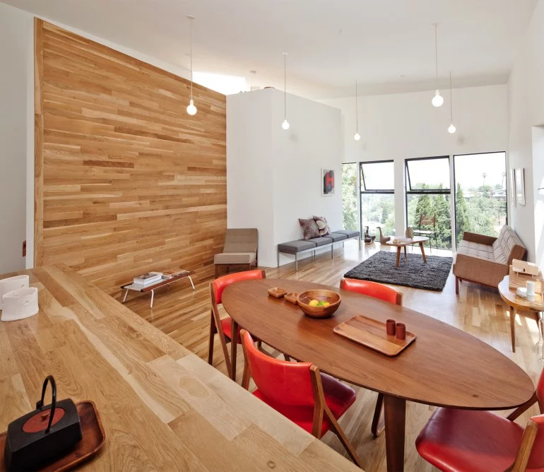 The house is placed atop four concrete stilts, thus reducing the footprint of the building’s foundations to under 1.85 sq m (20 square-feet), and freeing a little space beneath