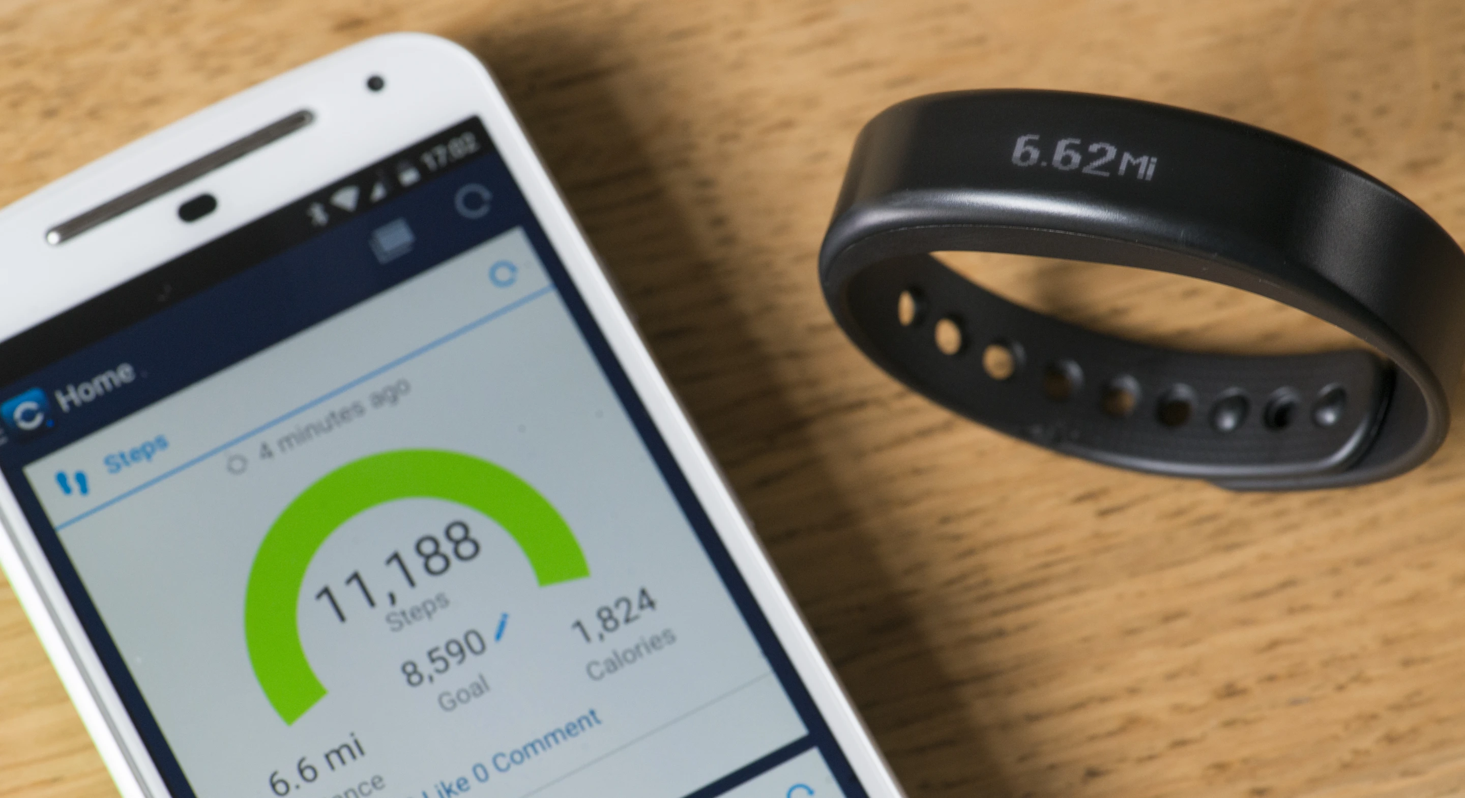 The Garmin Connect app with the Garmin Vivosmart (Photo: Simon Crisp/Gizmag.com)