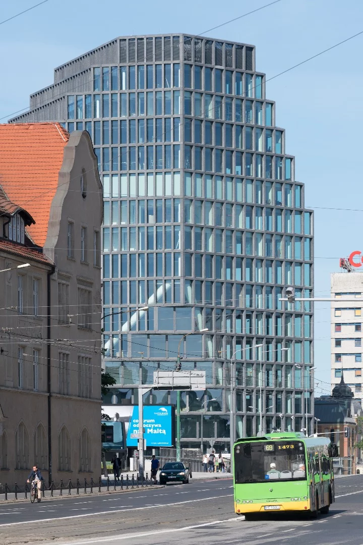 Bałtyk hosts restaurant and retail spaces, plus three levels of underground parking