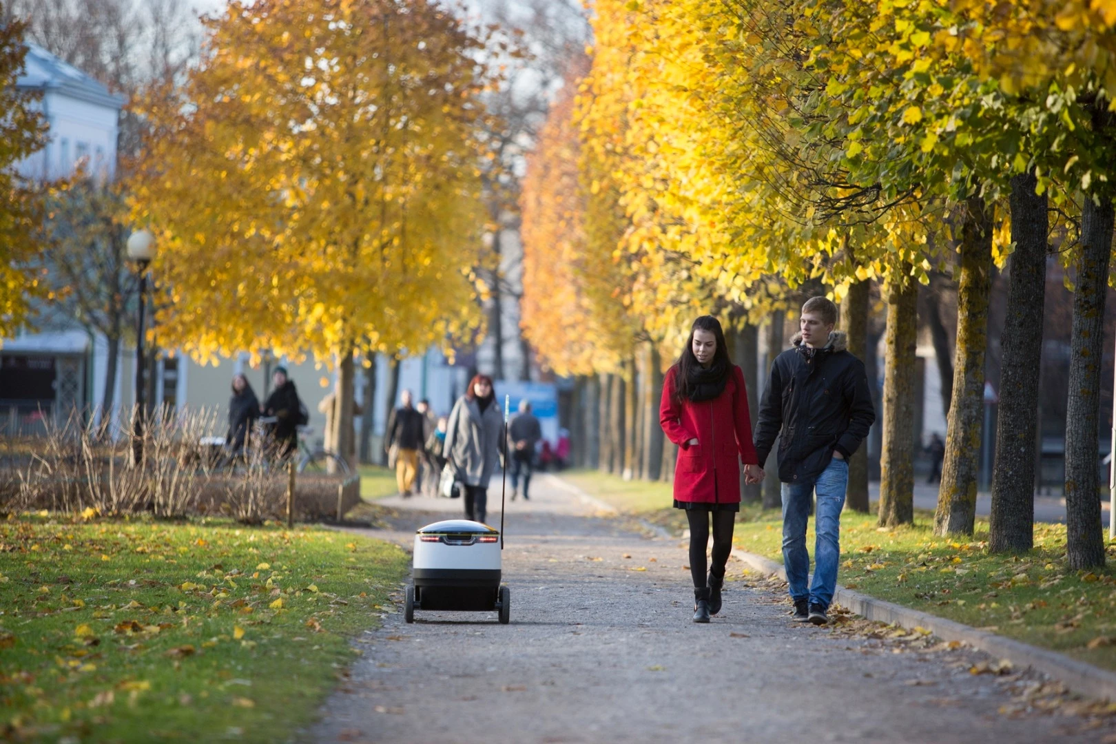 The robots travel at a "brisk walking speed" of 4 mph (6 km/h)