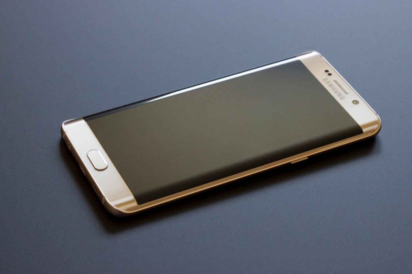 The Galaxy S6 edge+ (or the Note 5) provided a more immersive sensation than the 5.1-inch Galaxy S6 (or S6 edge), thanks to the larger phones' wider field of view